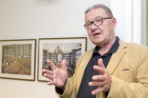 Apteekkari Heikki Svensk on Terveyspiste-toiminnan pioneeri. ”Minä olen yksi niistä, joille apteekkari voi soittaa, jos hän ei tiedä kuinka asiassa edetä”, Svensk kannustaa muita apteekkareita.