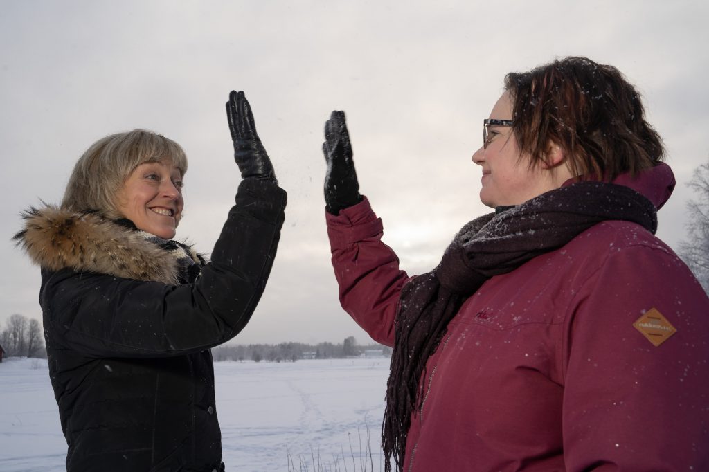 Minna Loukusa luovuttaa apteekkarinkapulansa Minna Honkaselle, kun Kittilän apteekkari vaihtuu.