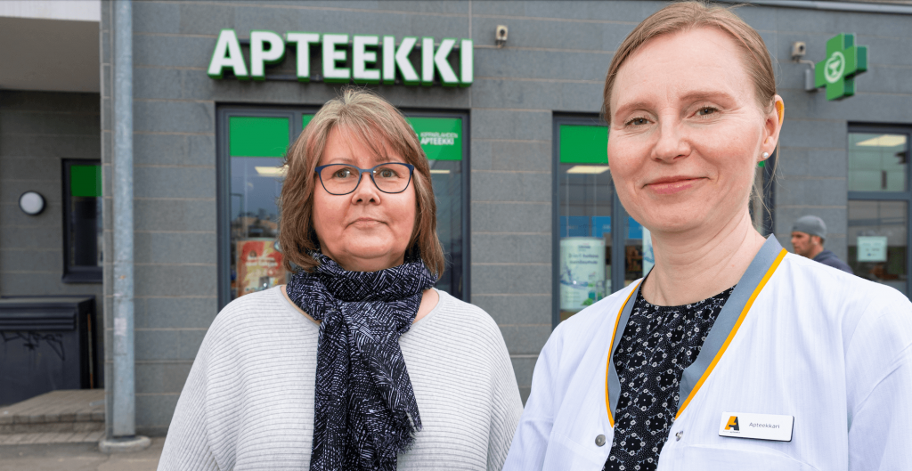 Kipparlahden apteekin entinen apteekkari Pirkko Multala kohtaa nykyisen apteekkarin Eija-Leena Niinisen aina muutaman kuukauden välein apteekilla.