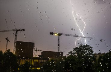 Varaudu ukkosmyrskyihin ja tarkista UPS-varavirtalaitteesi toimintakunto.