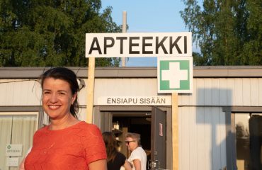 Apteekkari Anna Yli-Fossi varmisti osallistujien apteekkitarpeet Suviseuroilla 2022.