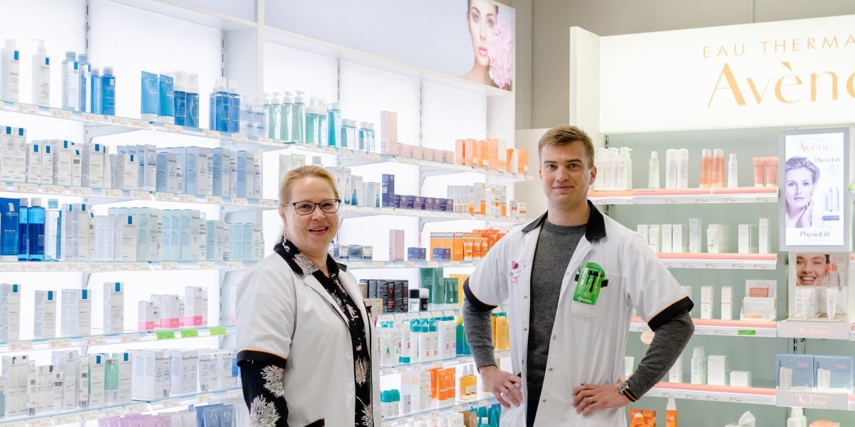 Apteekkari Sari Halko ja proviisori Juuso Leikas pitävät turvakamerajärjestelmää hyvänä lisänä apteekin tietoturvallisuudelle.