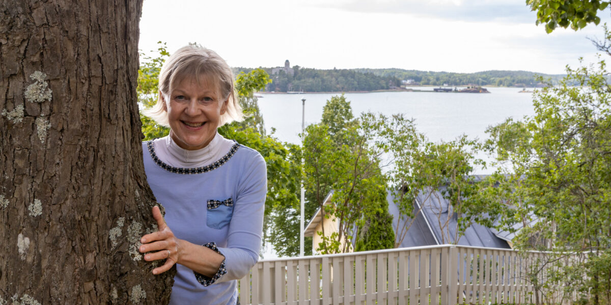 Receptum elokuu 2025 Pirjo Zanocco puun takaa