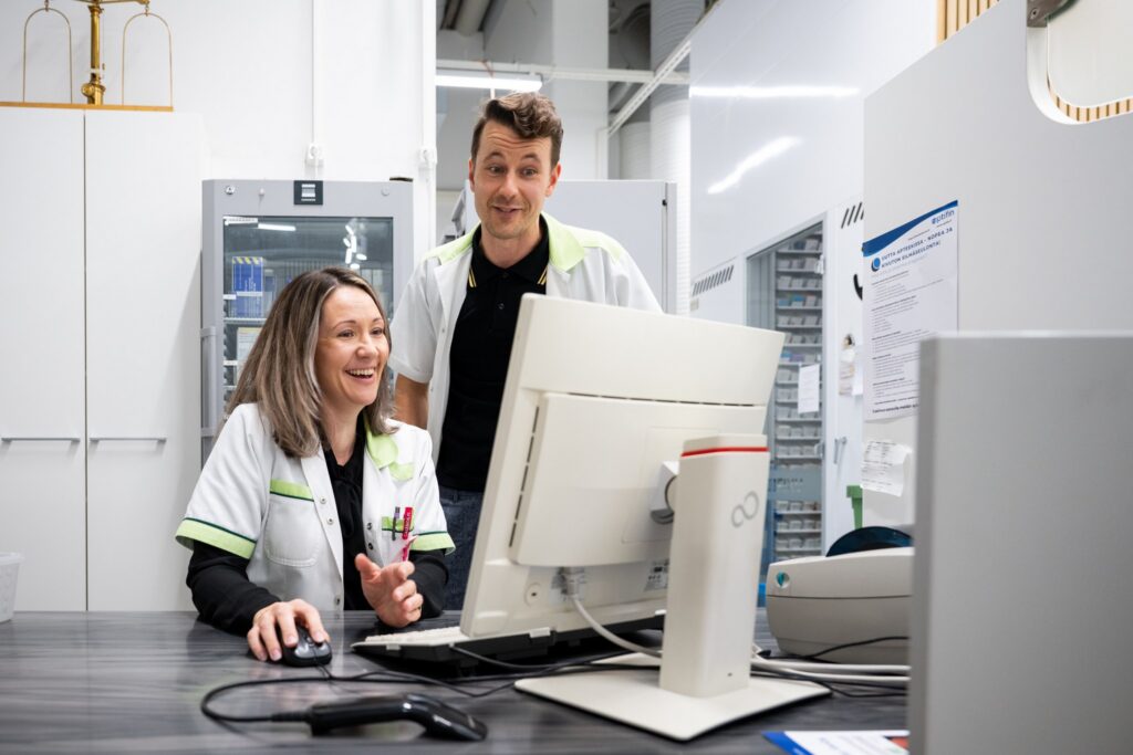 Hyvinkään Kauppakeskus Willan Kehräapteekin farmaseutit Juho Vuoristo ja Jenna Voutilainen.