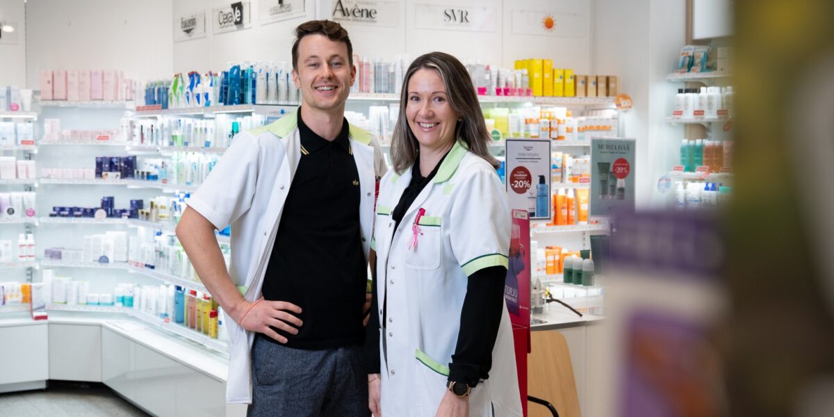 Hyvinkään Kauppakeskus Willan Kehräapteekin farmaseutit Juho Vuoristo ja Jenna Voutilainen.