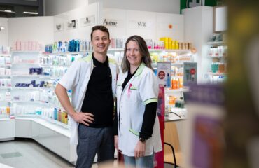 Hyvinkään Kauppakeskus Willan Kehräapteekin farmaseutit Juho Vuoristo ja Jenna Voutilainen.