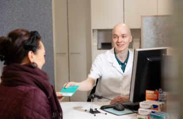 Rovaniemen Keskusapteekin proviisori Mikko Halkola