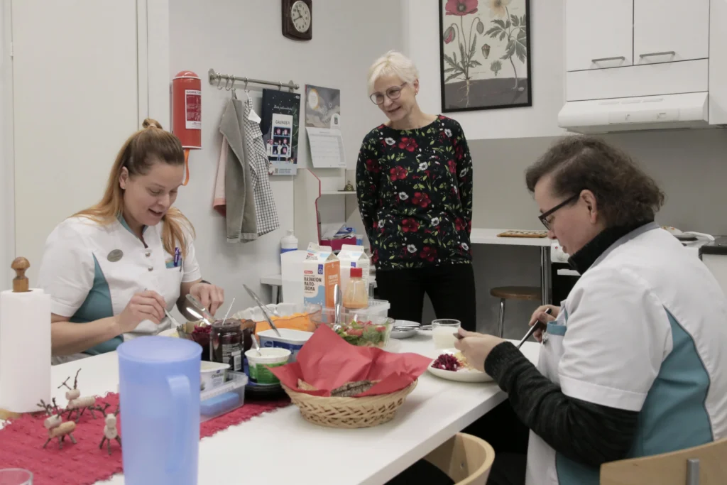 Porokylän apteekin apteekkiemäntä Helena Ahponen huolehtii apteekkilaisten ruokailusta