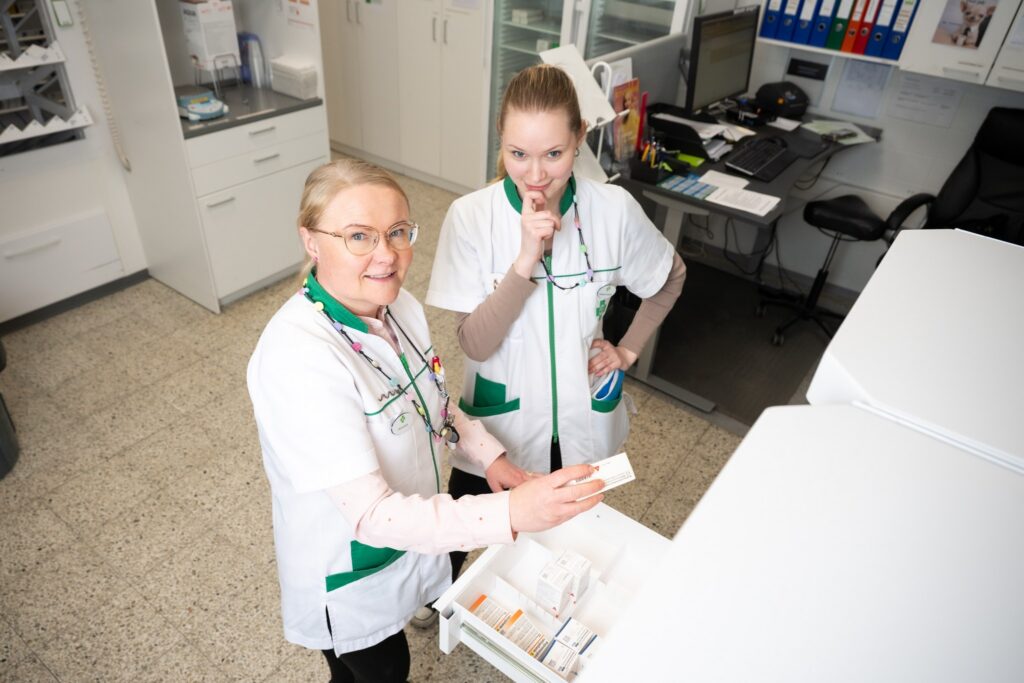 Vehkojan apteekin johtava proviisori Mervi Niemi ja farmasian oppilas Patricija Karapalo.