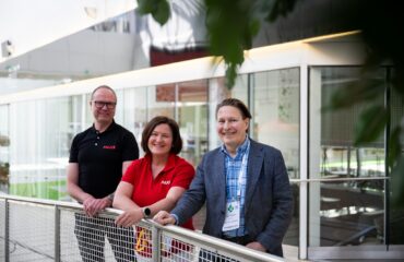 Receptumin Lasse Hallikainen ja Sanna Pietiäinen sekä apteekkari Aki Pitkänen työskentelevät apteekkarivaihdosten parissa.