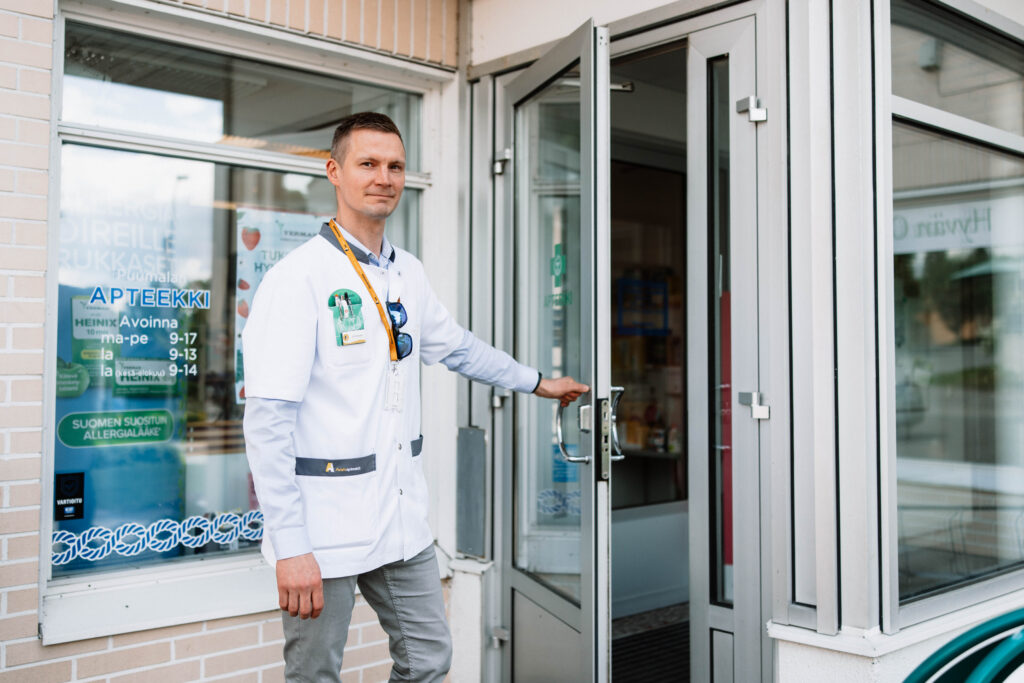 Puumalan apteekin apteekkari Vesa Hämäläinen haluaa apteekkinsa olevan koko kylän kohtaamispaikka.