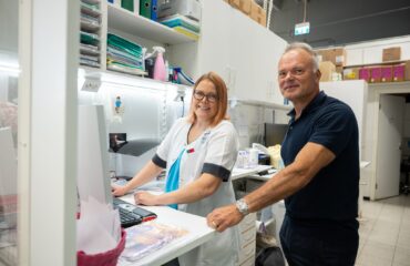 Porvoon Näsin apteekin apteekkari Timo Hännikäinen ja proviisori Terhi Tyni.