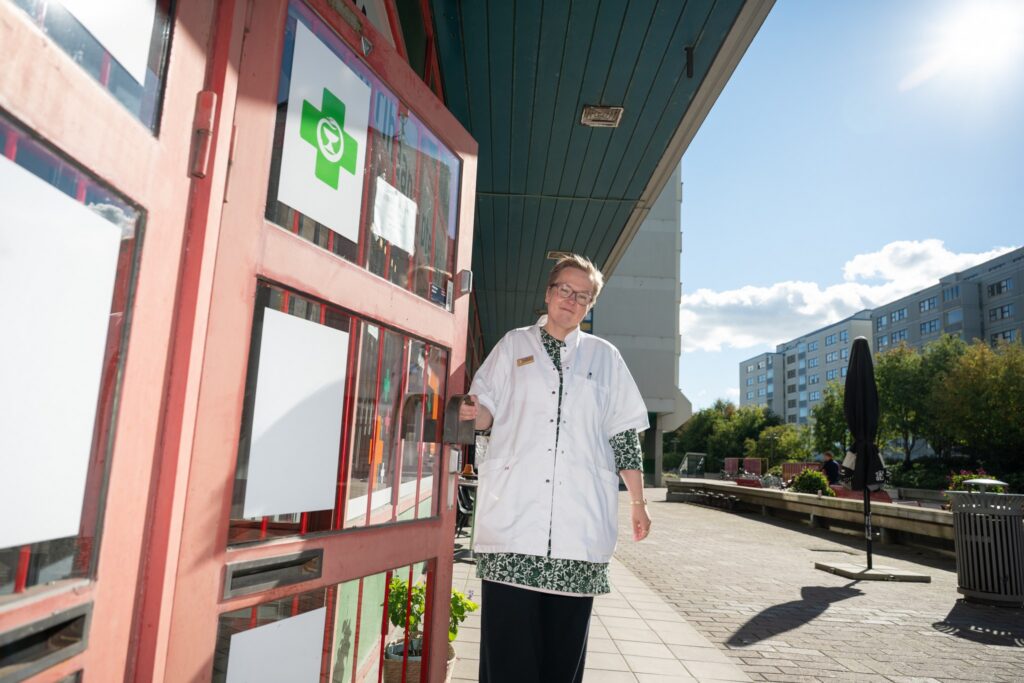 Kruununhaan apteekin ja Merihaan sivuapteekin apteekkari Niina Kivikero-Torsti (Kuva: Juha Lindvall)